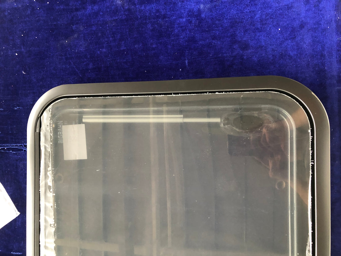 Lance 830 Window replacement, 900mm x 520mm x R70 RV window