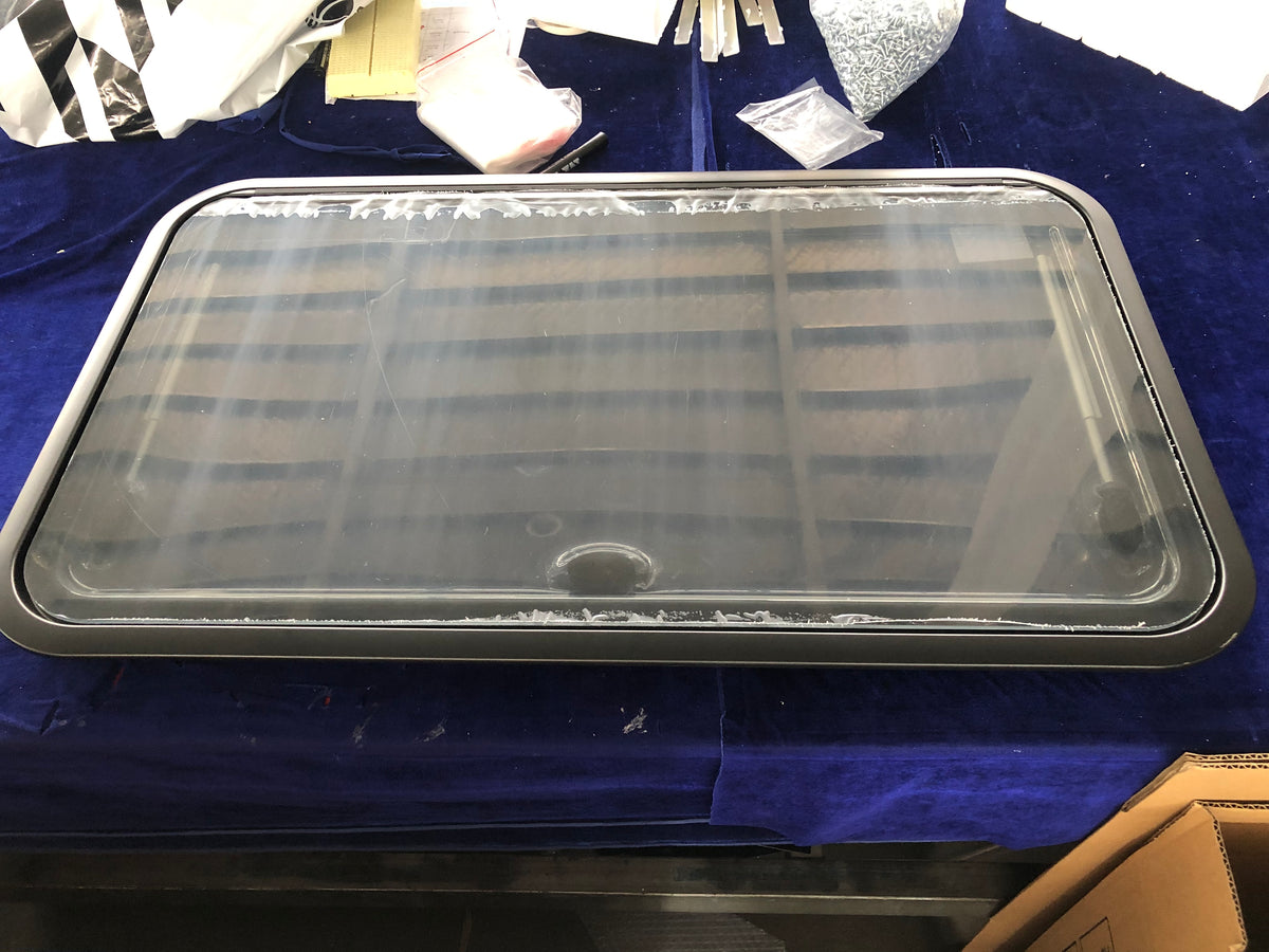 Lance 830 Window replacement, 900mm x 520mm x R70 RV window