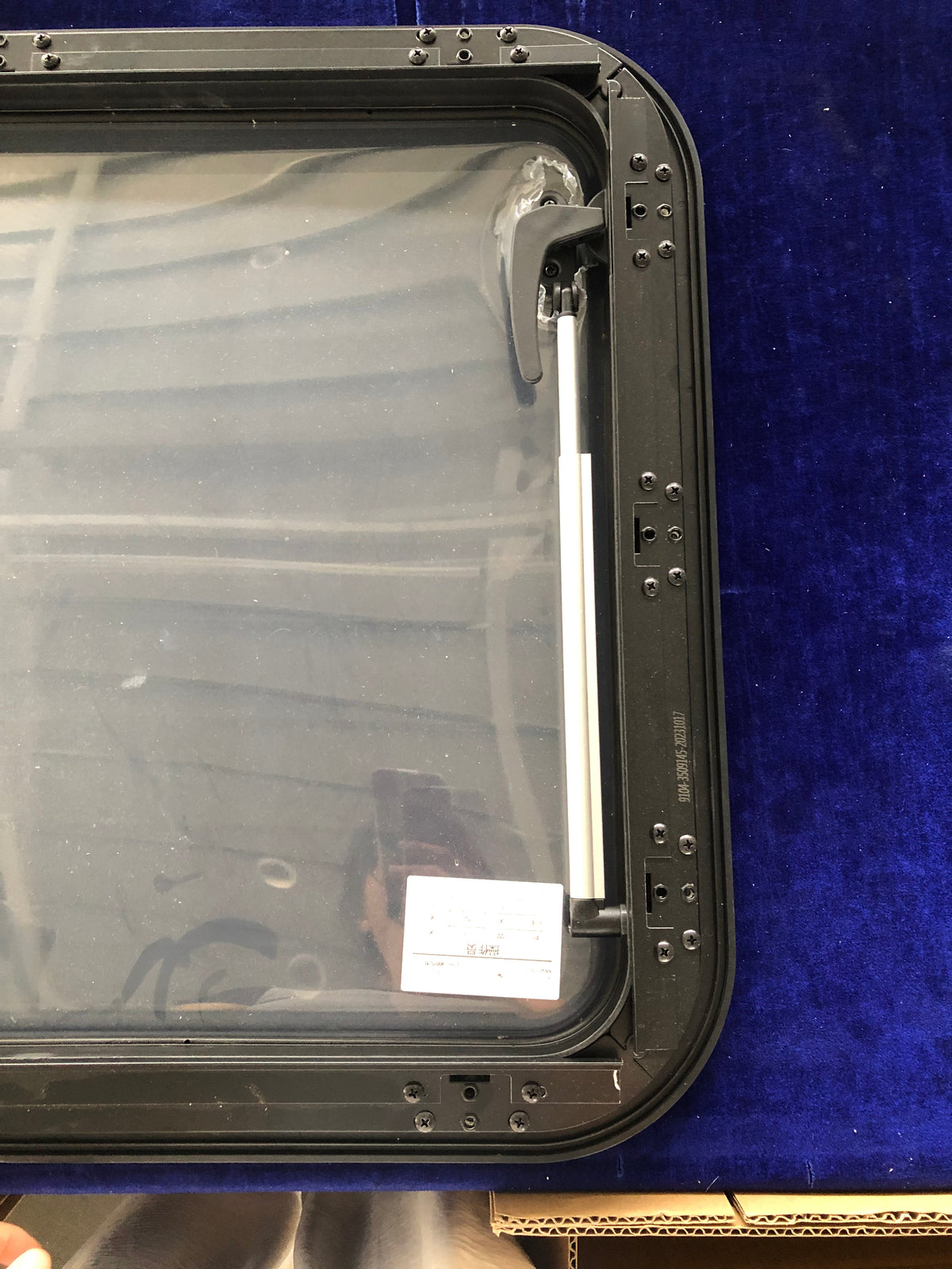 Lance 830 Window replacement, 900mm x 520mm x R70 RV window