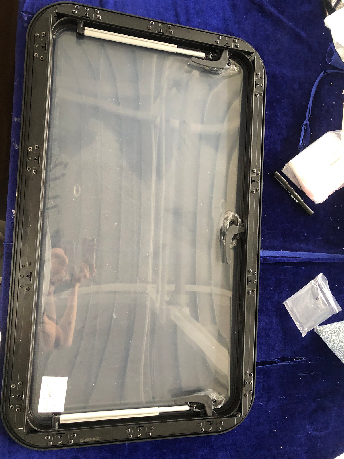 Lance 830 Window replacement, 900mm x 520mm x R70 RV window