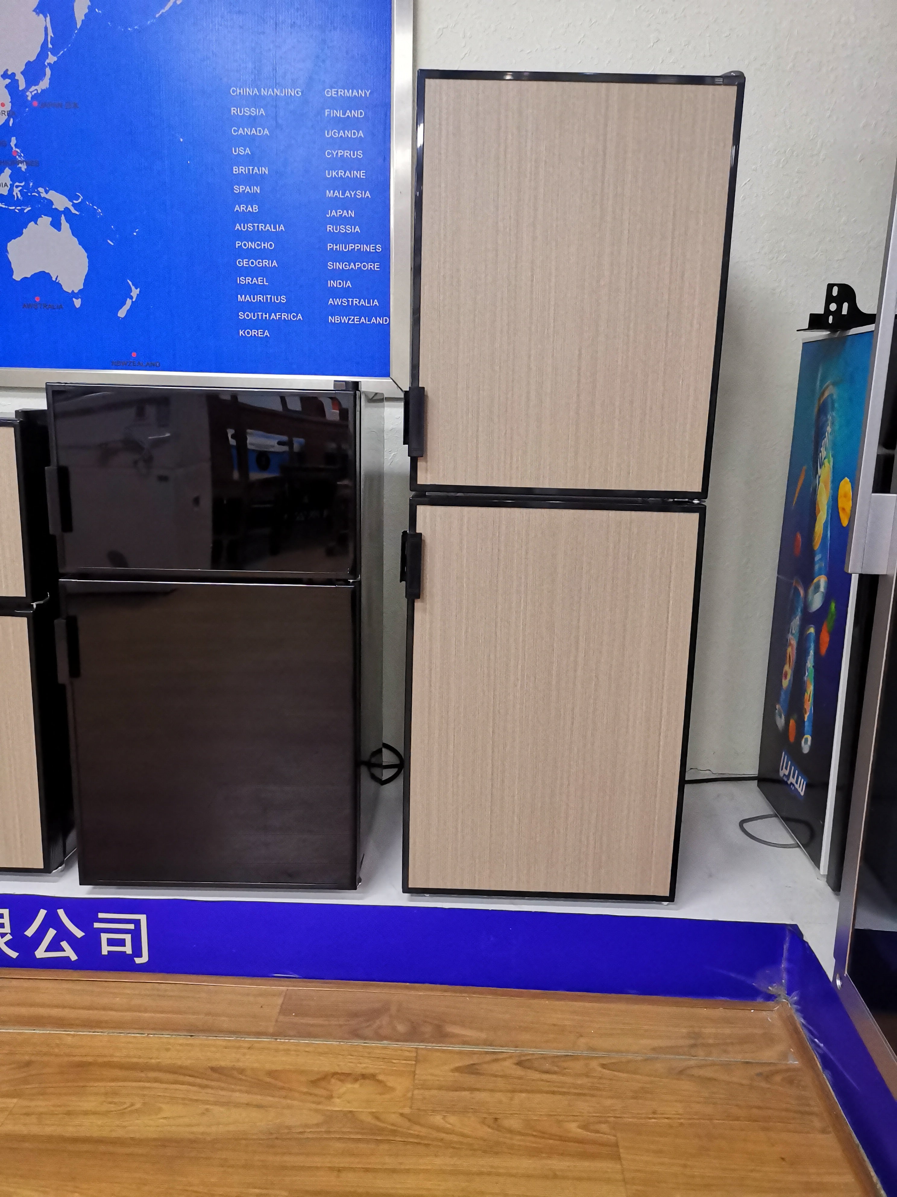DC 12V/24V 4.5 Cube feet (128L) RV Refrigerator with door lock,Black, Right Hand Hinge