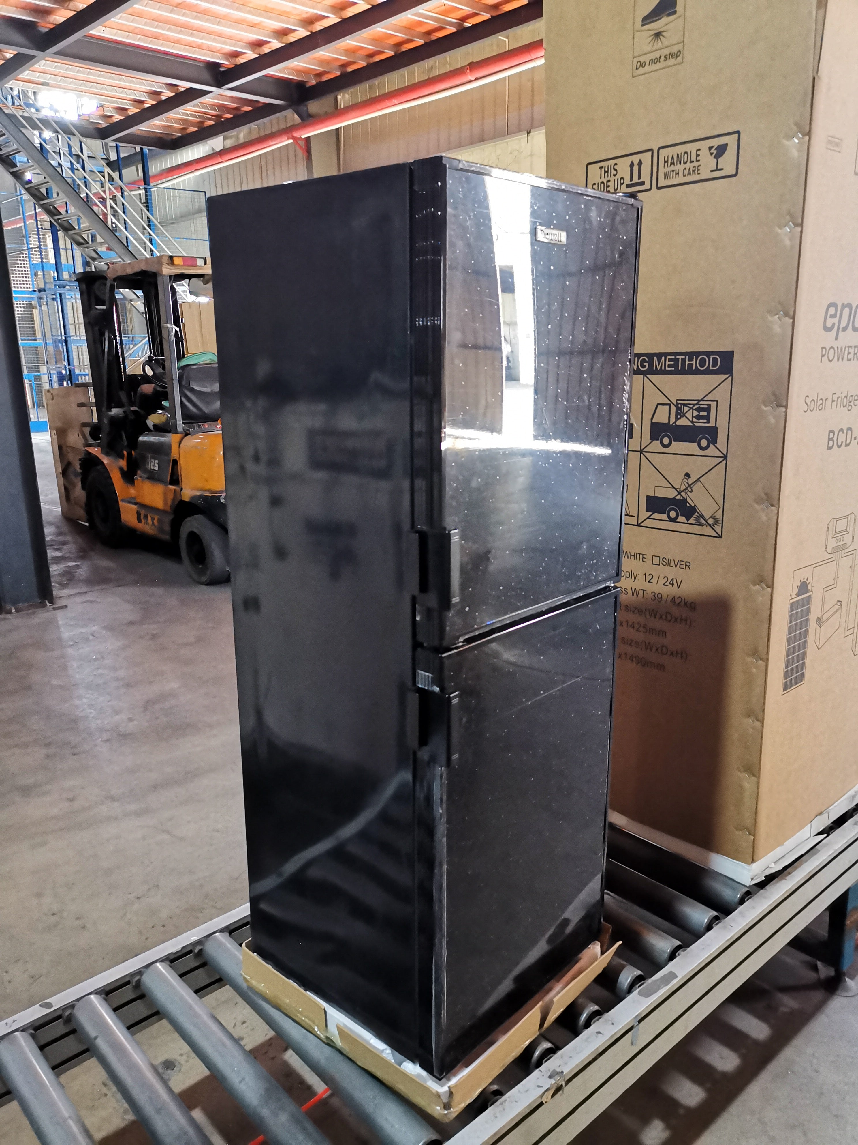 DC 12V/24V 4.5 Cube feet (128L) RV Refrigerator with door lock,Black, Right Hand Hinge