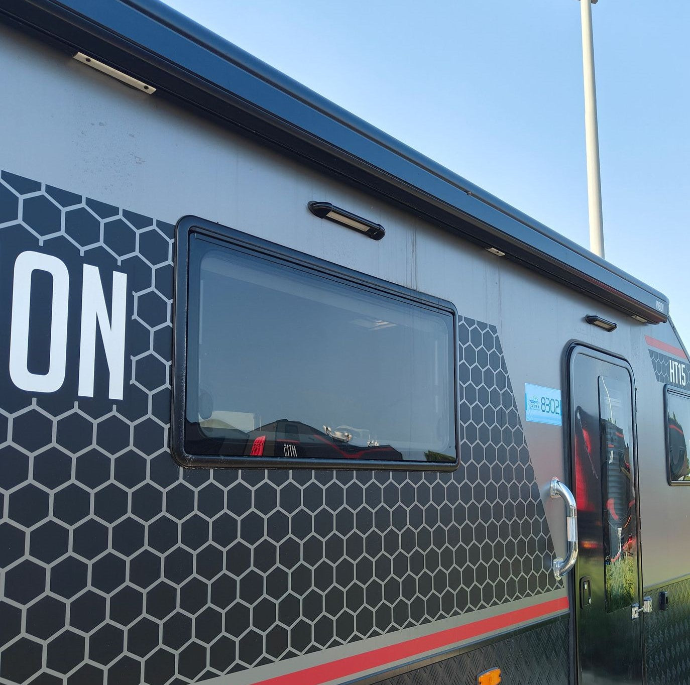 Premium RV Window – One-Piece Frame with Double-Layer Acrylic Glass